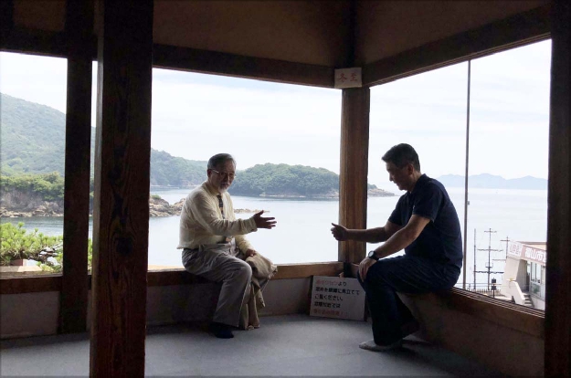 写真１４　對潮楼で密談する露木氏と私