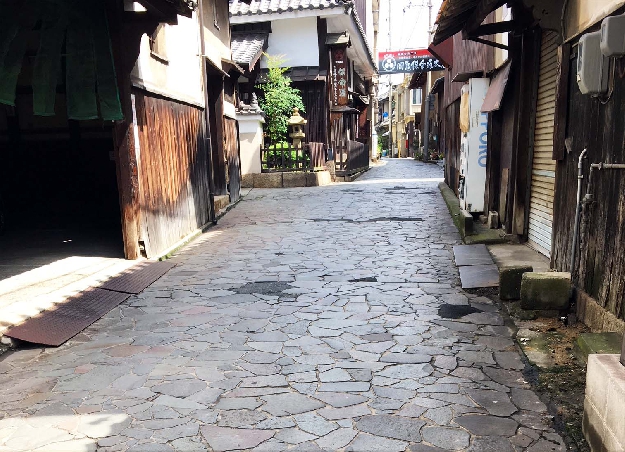 写真５　鞆の浦・石畳の路地